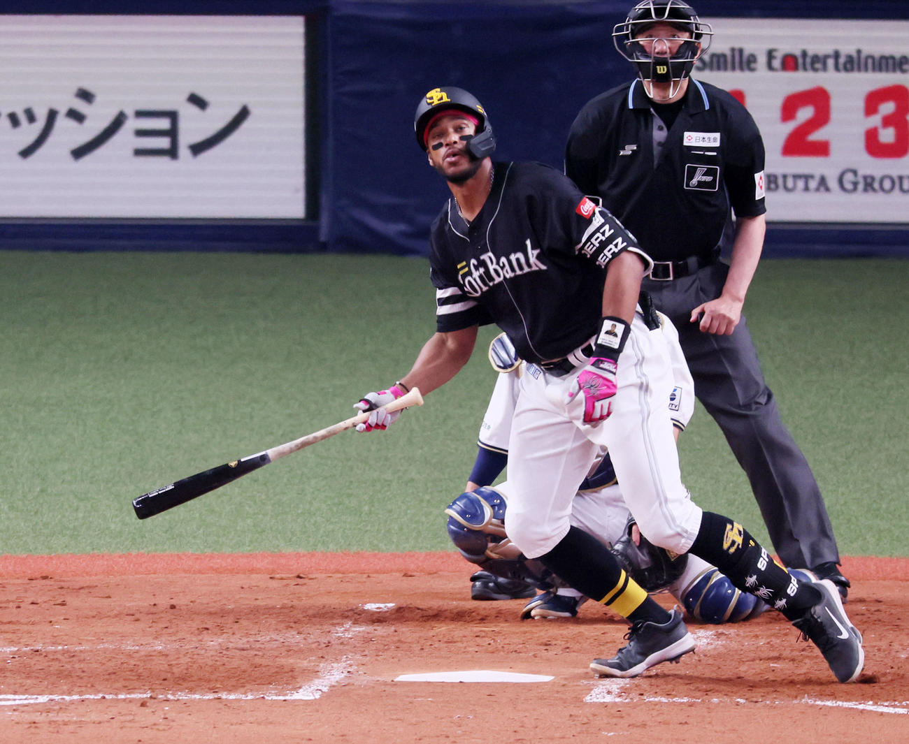 オリックス対ソフトバンク　5回表ソフトバンク1死、ウォーカーは中越えソロ本塁打を放つ（撮影・加藤哉）