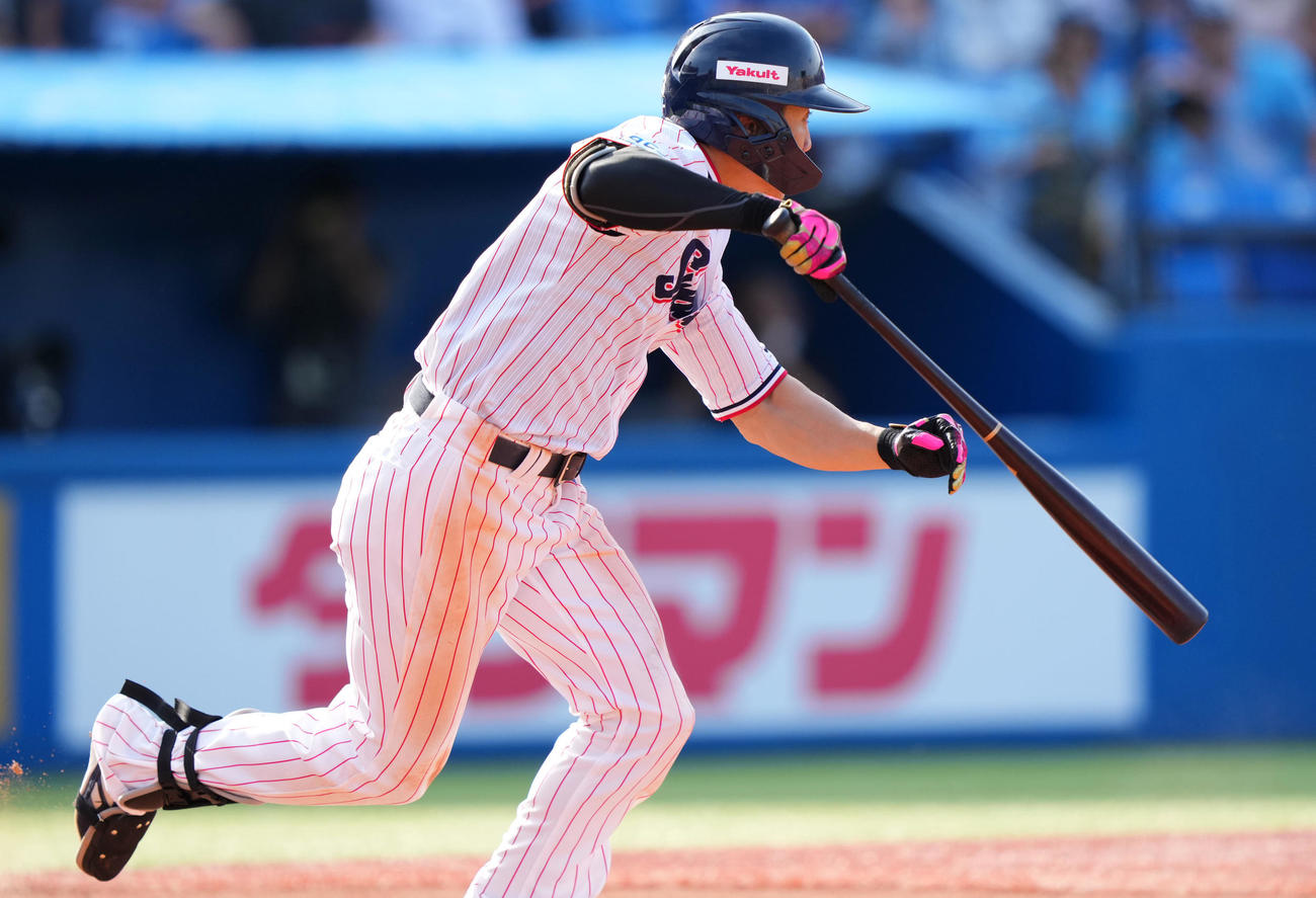 ヤクルト対中日　7回裏ヤクルト2死三塁、遊適時内野安打を放つ西川（撮影・横山健太）