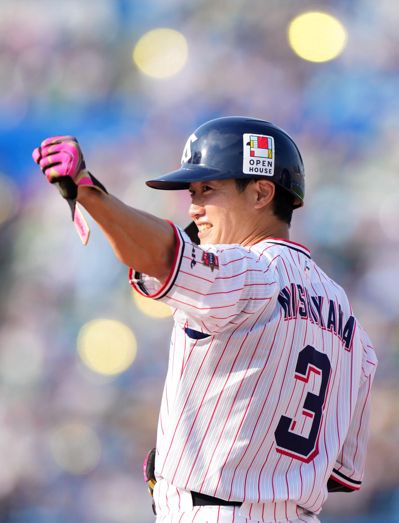 ヤクルト対中日　7回裏ヤクルト2死三塁、リクエスト成功で遊適時内野安打となりガッツポーズする西川（撮影・横山健太）