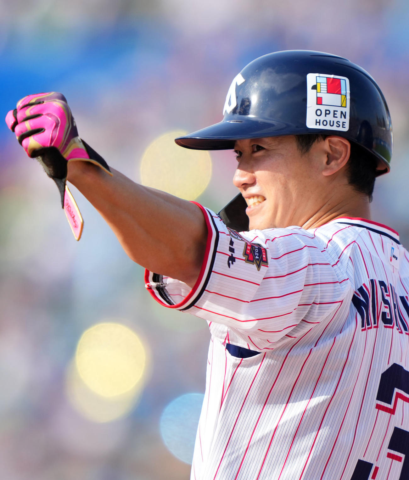 ヤクルト対中日　7回裏ヤクルト2死三塁、リクエスト成功で遊適時内野安打となりガッツポーズする西川（撮影・横山健太）