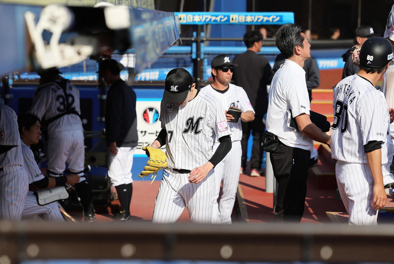 ロッテ対日本ハム　5回1失点でマウンドを降りたロッテ佐々木（左端）（撮影・足立雅史）