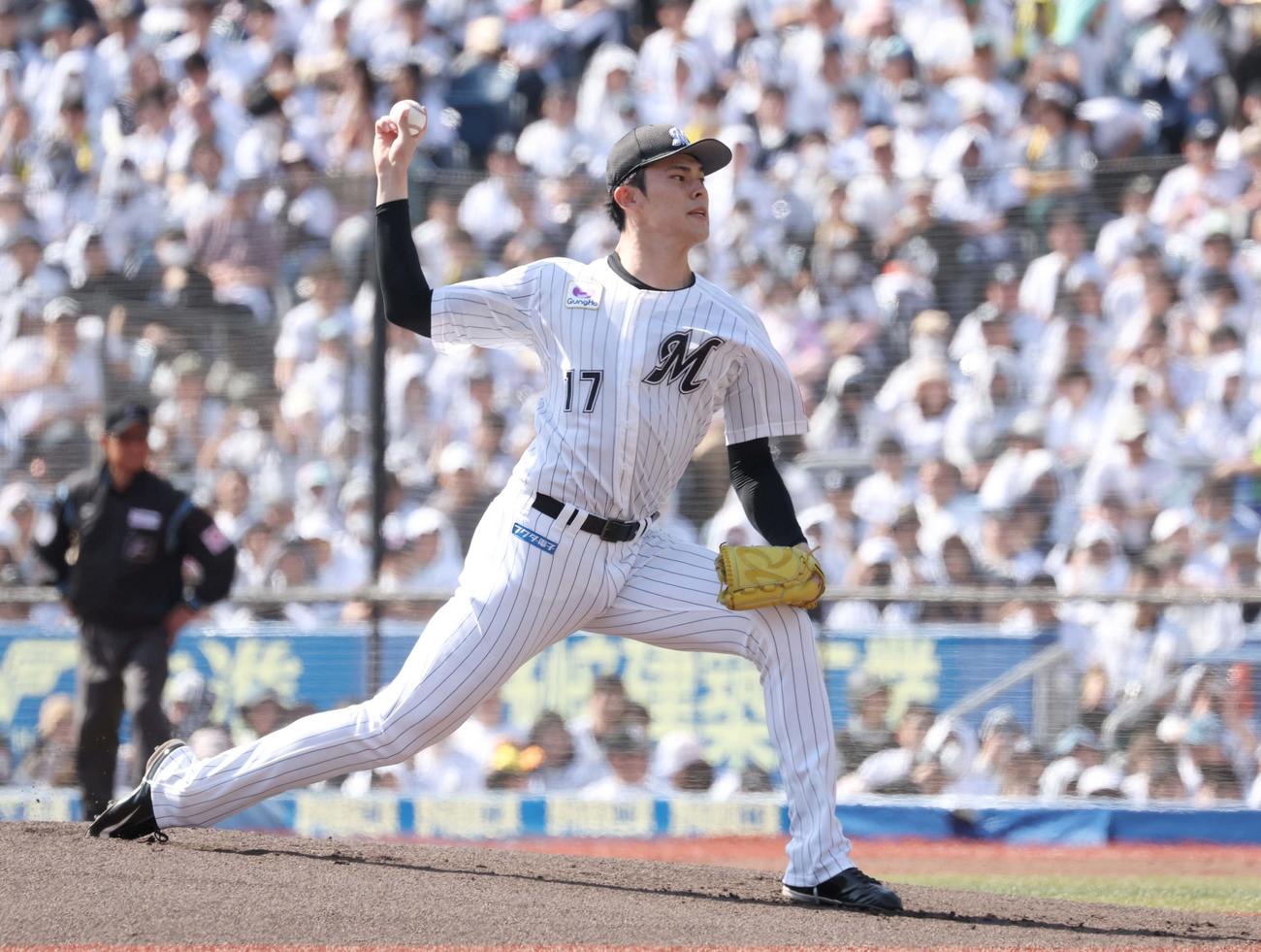 ロッテ対日本ハム　ロッテ先発の佐々木（撮影・黒川智章）
