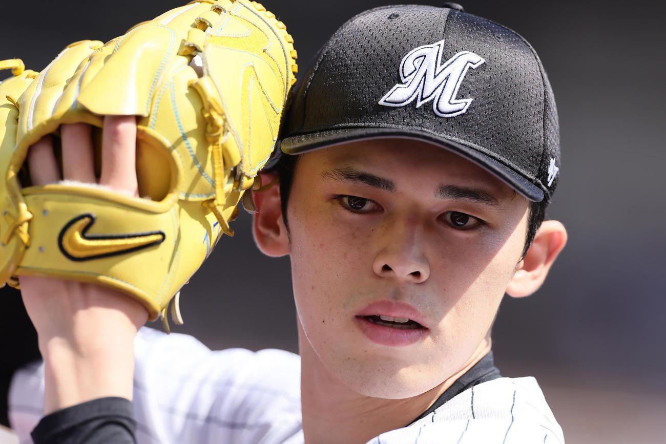 ロッテ対日本ハム　登板準備するロッテ先発の佐々木（撮影・足立雅史）