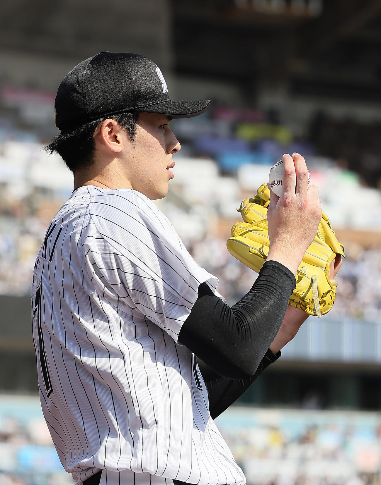 ロッテ対日本ハム　3回、先制点にグラブをたたき喜ぶロッテ佐々木（撮影・足立雅史）