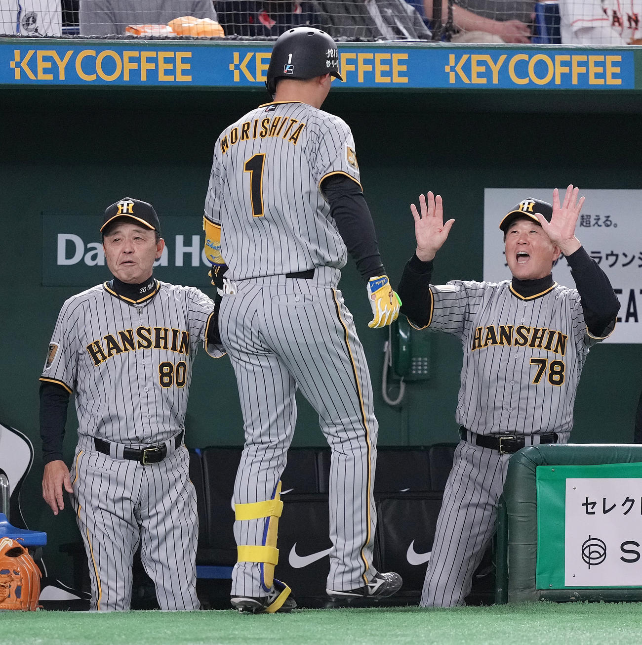 巨人対阪神　8回表阪神2死一、三塁、左中間に3点本塁打を放った森下（中央）を迎える岡田監督（左）（撮影・鈴木みどり）