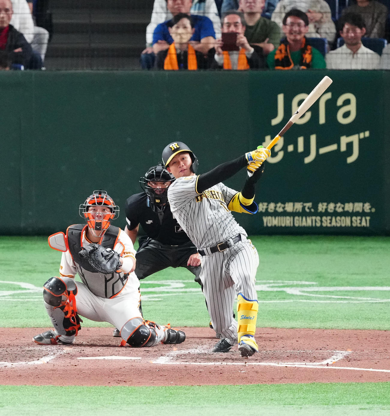 巨人対阪神　8回表阪神2死一、三塁、先制3点本塁打を放つ森下（撮影・江口和貴）