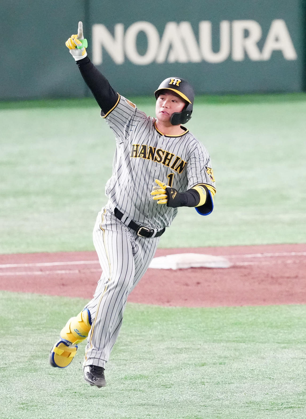 巨人対阪神　8回表阪神2死一、三塁、先制3点本塁打を放ち、指を突き上げる森下（撮影・江口和貴）