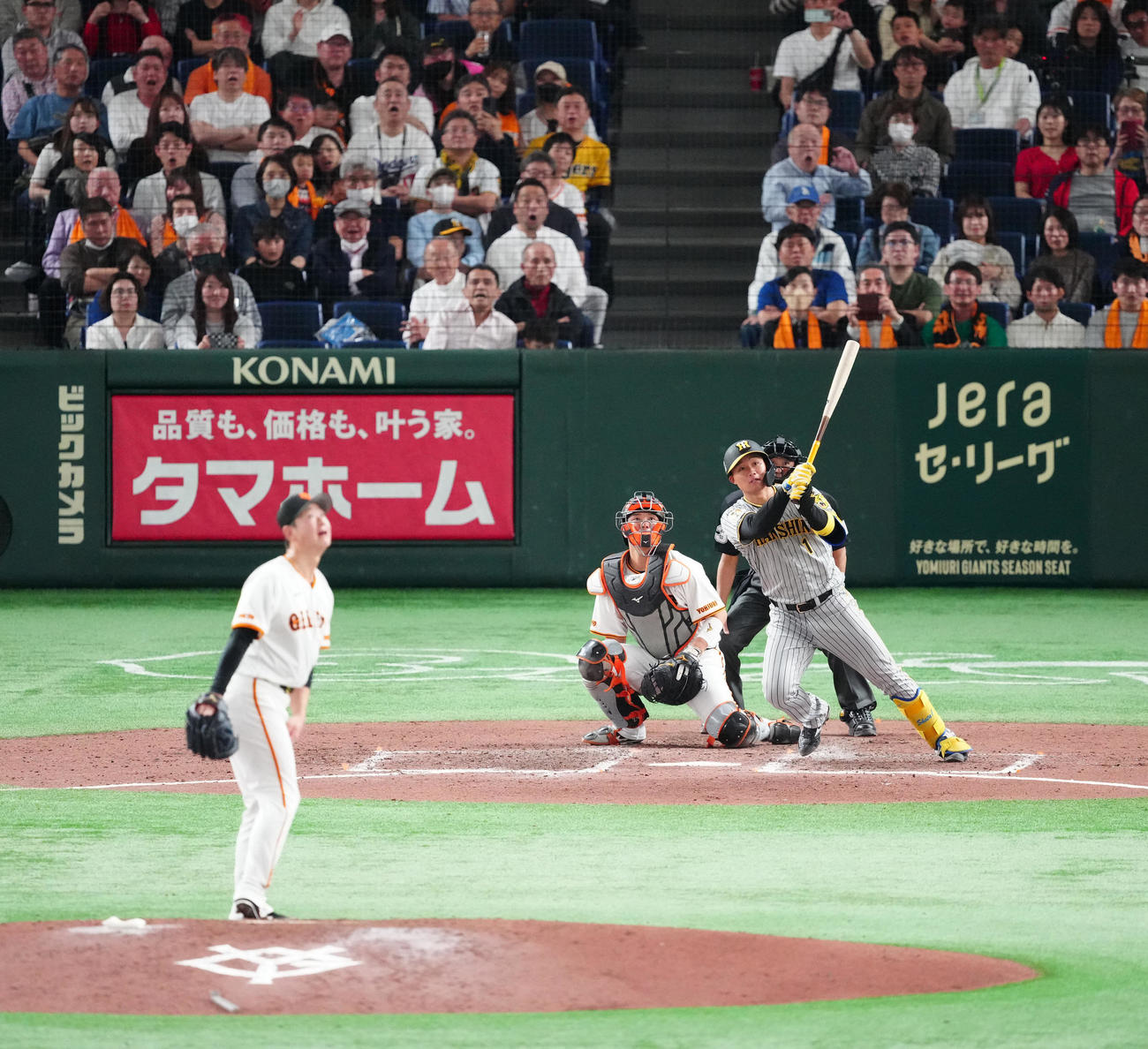 巨人対阪神　8回表阪神2死一、三塁、先制3点本塁打を放つ森下。投手中川（撮影・江口和貴）