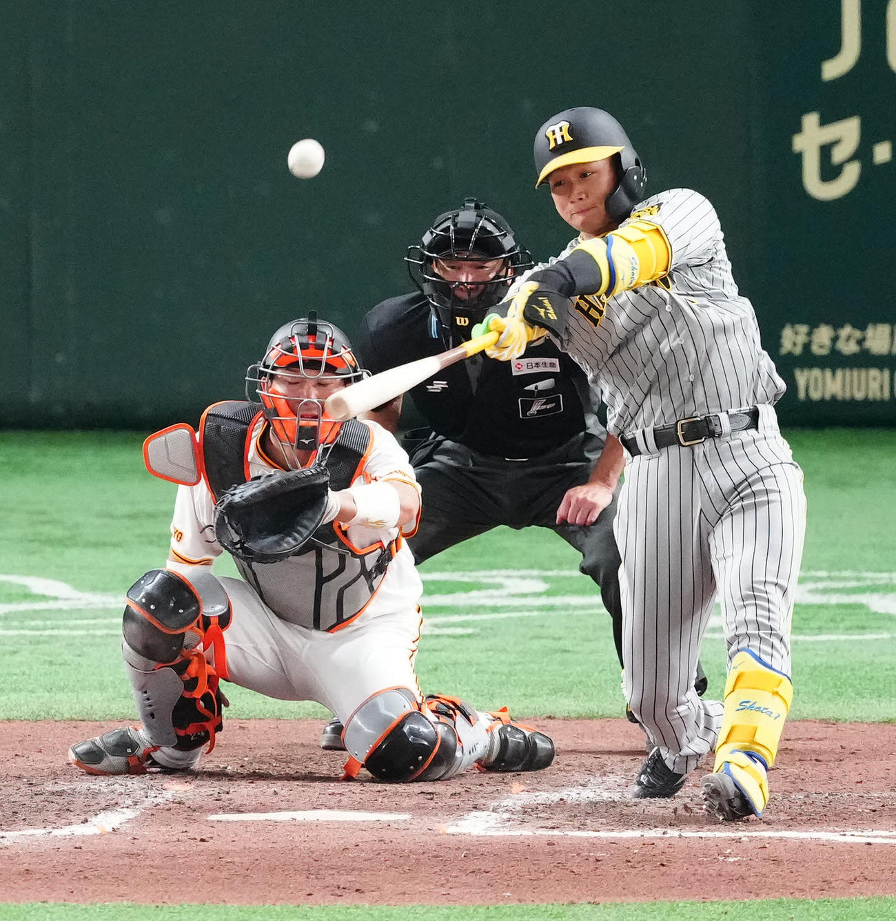 巨人対阪神　8回表阪神2死一、三塁、先制3点本塁打を放つ森下（撮影・江口和貴）