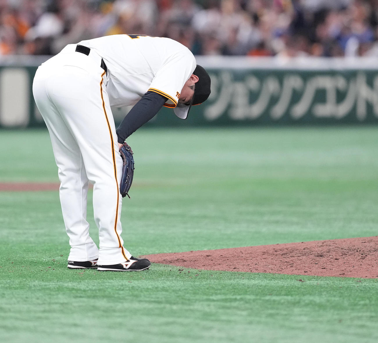 巨人対阪神　8回表阪神2死一、三塁、森下に左中間への3点本塁打を浴び、がっくりと肩を落とす中川（撮影・鈴木みどり）