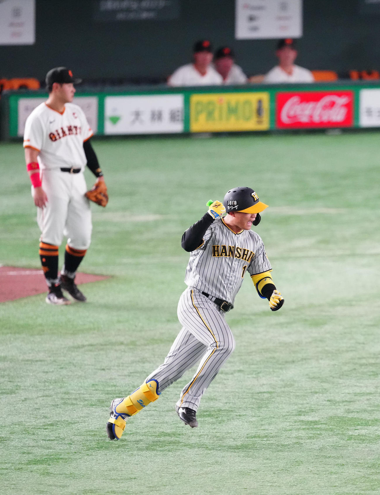 巨人対阪神　8回表阪神2死一、三塁、先制3点本塁打を放ち、ダイヤモンドを1周する森下（撮影・江口和貴）