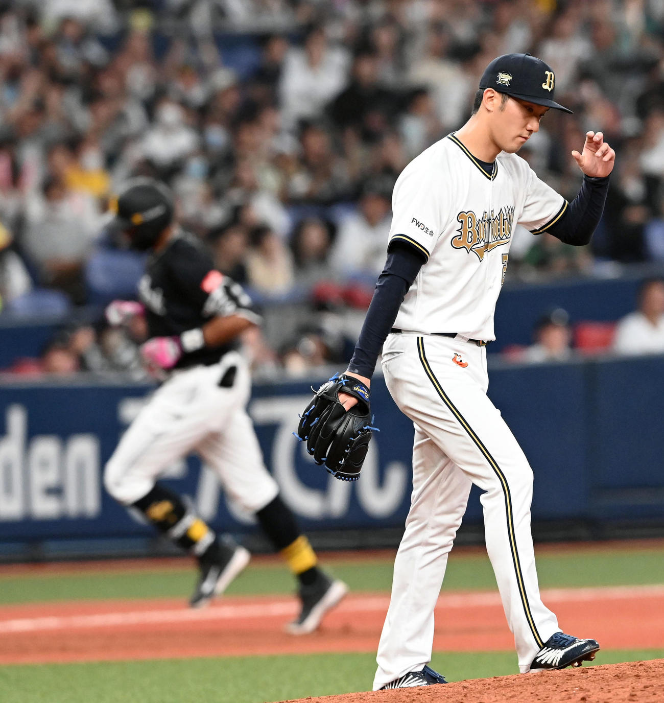 オリックス対ソフトバンク　5回表ソフトバンク1死、ウォーカーに先制中越え本塁打を打たれがっくりする田嶋（撮影・前岡正明）