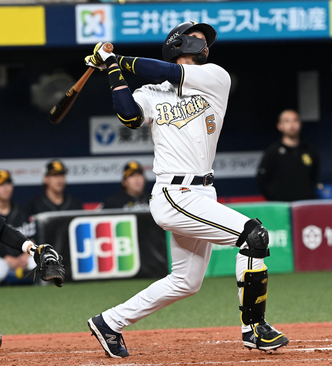 オリックス対ソフトバンク　5回裏オリックス無死一、三塁、宗は右犠飛を放つ（撮影・前岡正明）