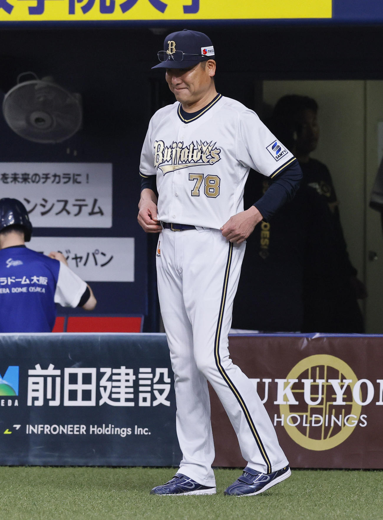 オリックス対ソフトバンク　7回、交代を告げるオリックス中嶋監督（撮影・藤尾明華）