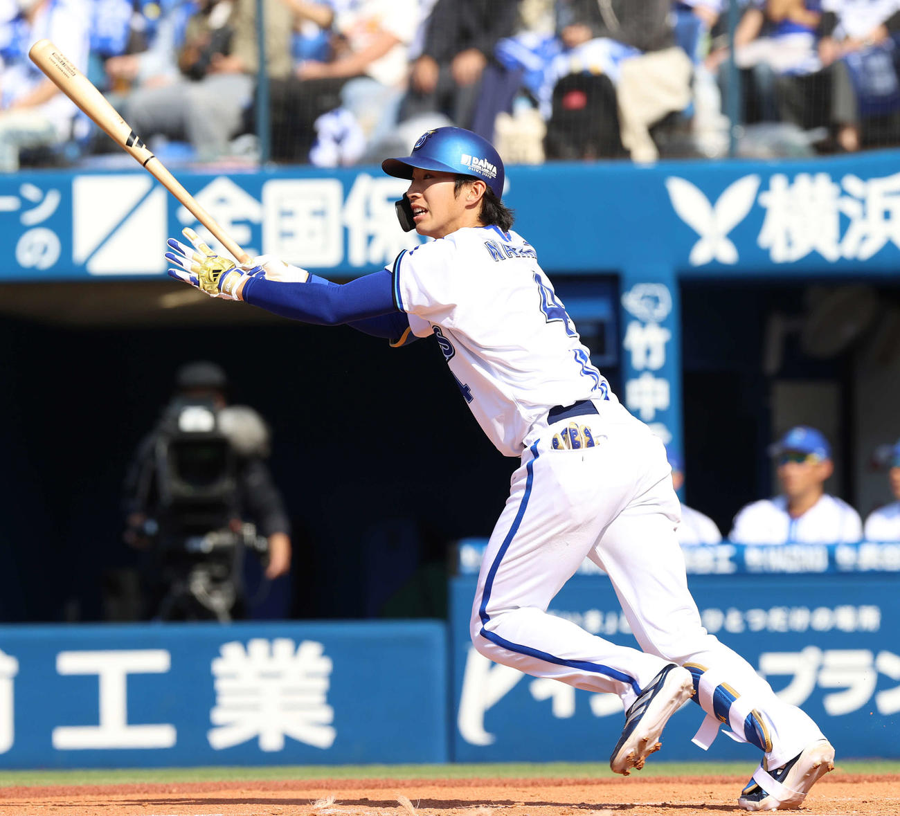 DeNA対広島　2回裏DeNA2死、中飛に倒れる度会（撮影・河野匠）