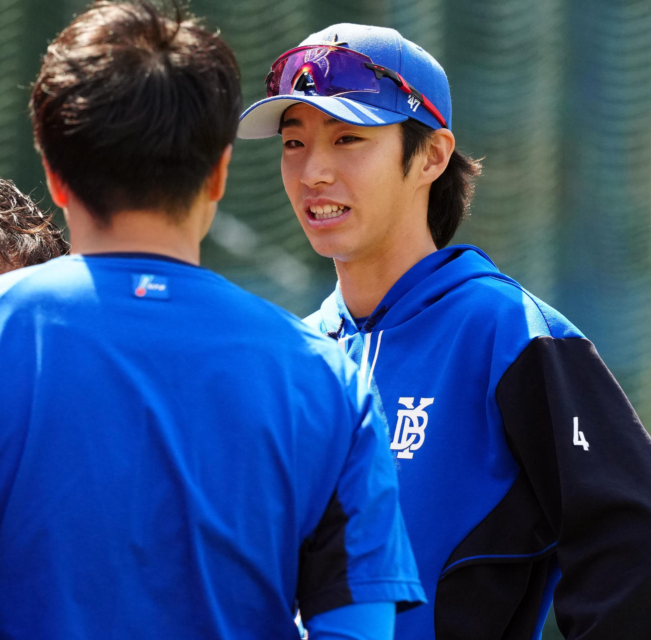 DeNA対広島　練習終了後、取材を受けるDeNA度会（撮影・たえ見朱実）