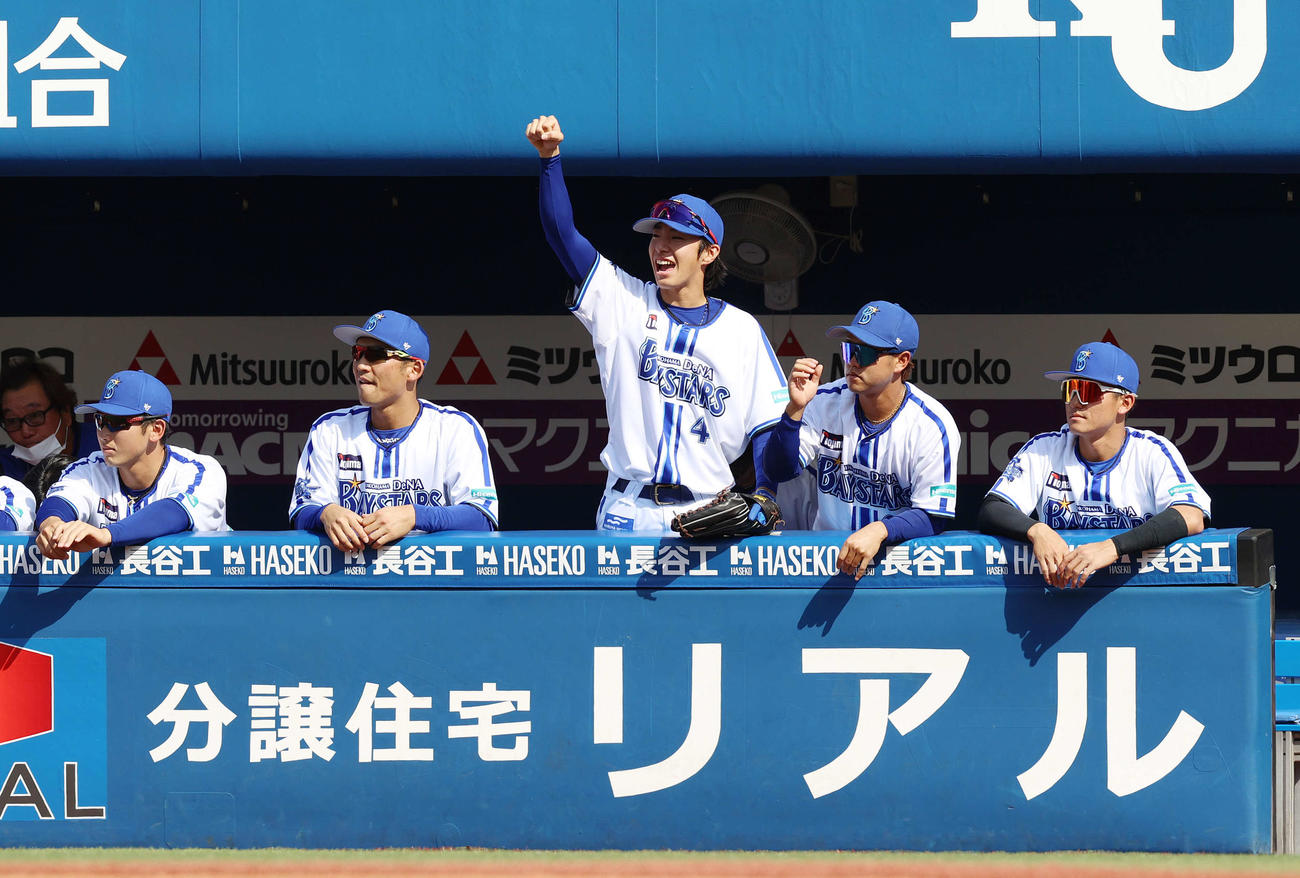 DeNA対広島　1回裏DeNA2死一、三塁、先制適時二塁打を放った宮崎に向かってガッツポーズする度会（中央）（撮影・河野匠）