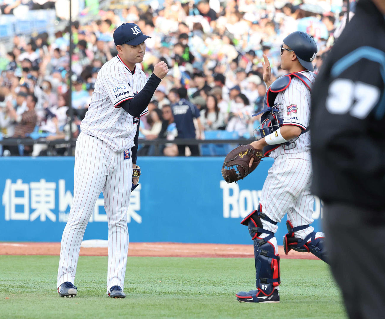 ヤクルト対中日　9回を締めたヤクルト星と中村のバッテリー（撮影・丹羽敏通）