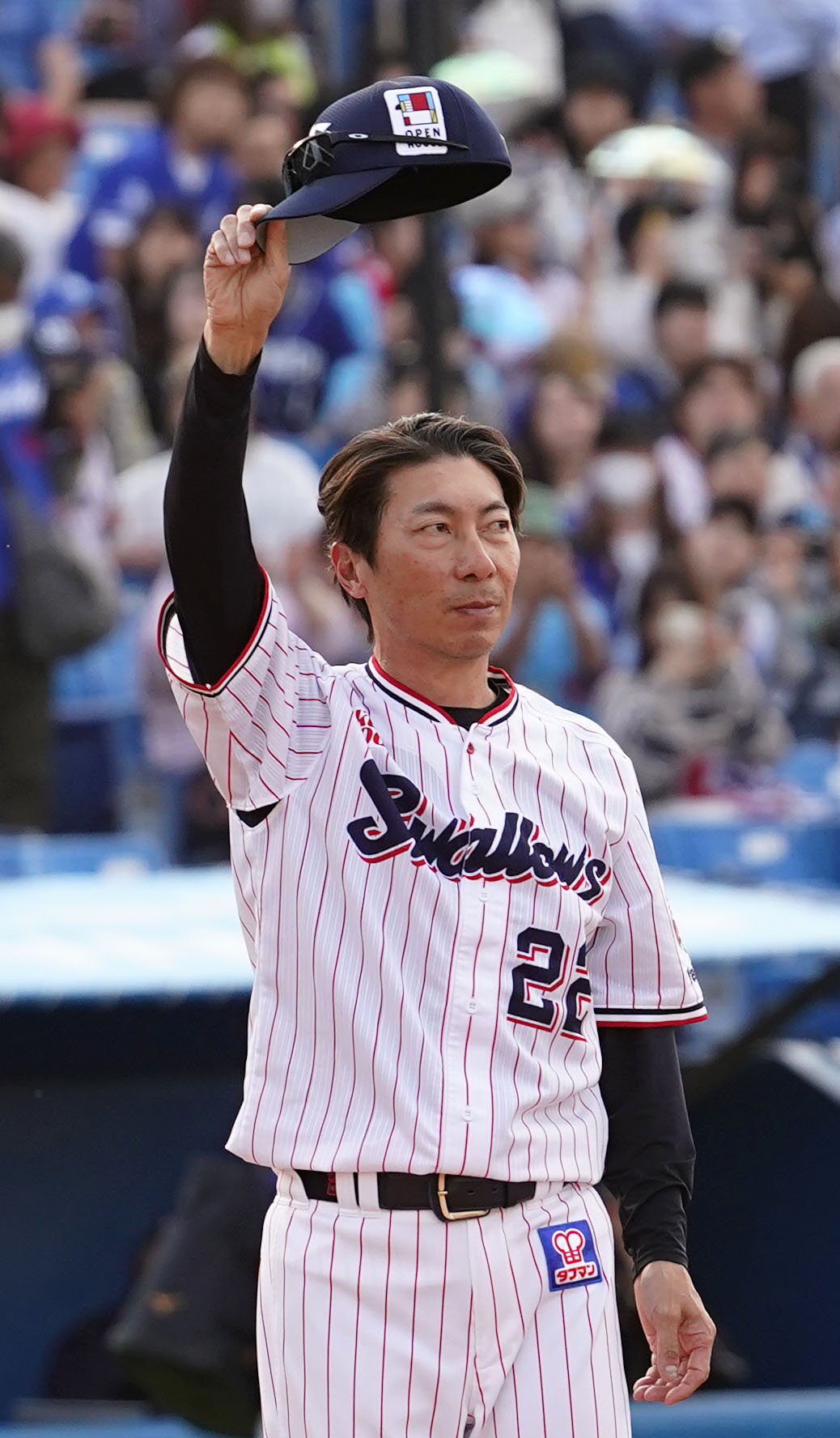 ヤクルト対中日　声援に応えるヤクルト高津監督（撮影・横山健太）
