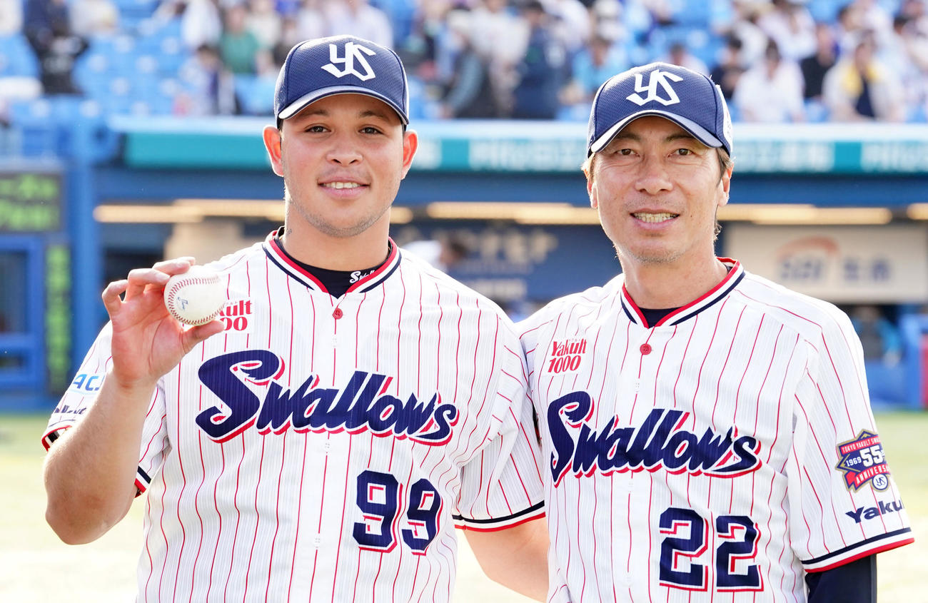 ヤクルト対中日　ウイニングボールを手に笑顔をみせるヤクルトのヤフーレ。右は高津監督（撮影・横山健太）