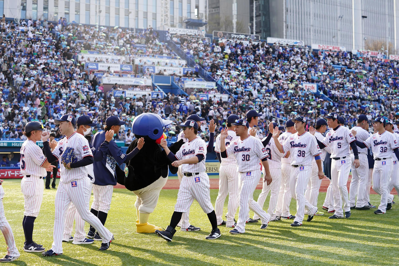 ヤクルト対中日　中日に勝利しタッチを交わすヤクルトナイン（撮影・横山健太）