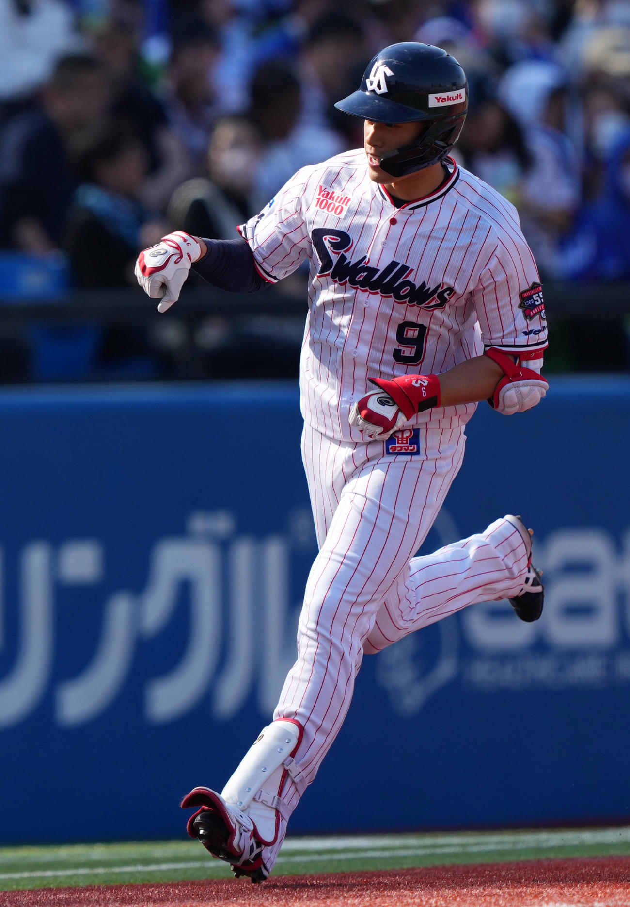 ヤクルト対中日　5回裏ヤクルト1死、中越え本塁打を放ちポーズを決める塩見（撮影・横山健太）