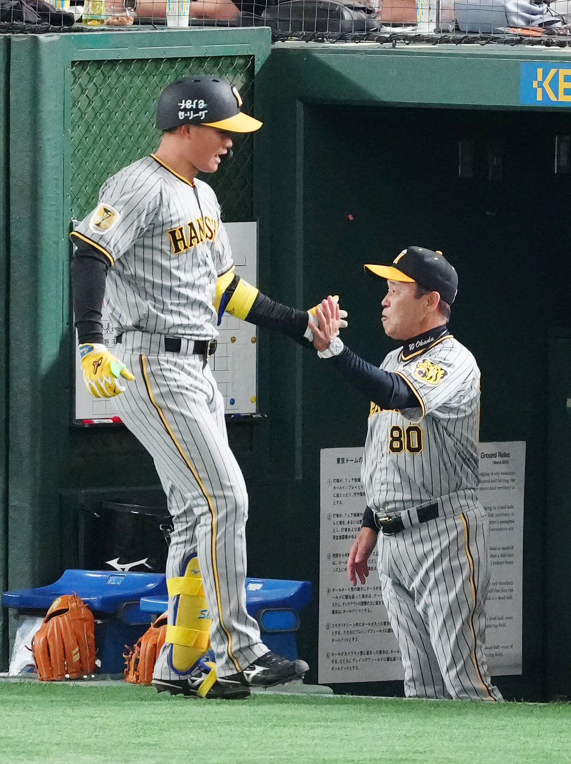 巨人対阪神　8回表阪神2死一、三塁、先制3点本塁打を放った森下（左）とタッチを交わす岡田監督（撮影・江口和貴）