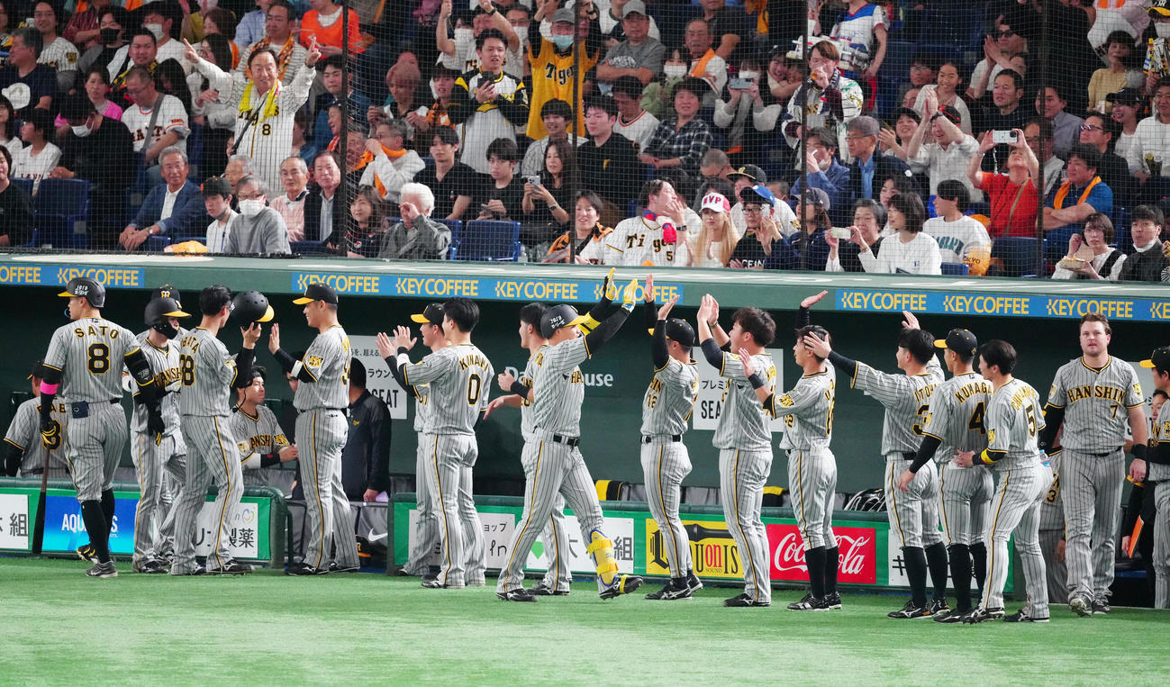 巨人対阪神　8回表阪神2死一、三塁、先制3点本塁打を放ちタッチを交わす森下（中央）（撮影・江口和貴）