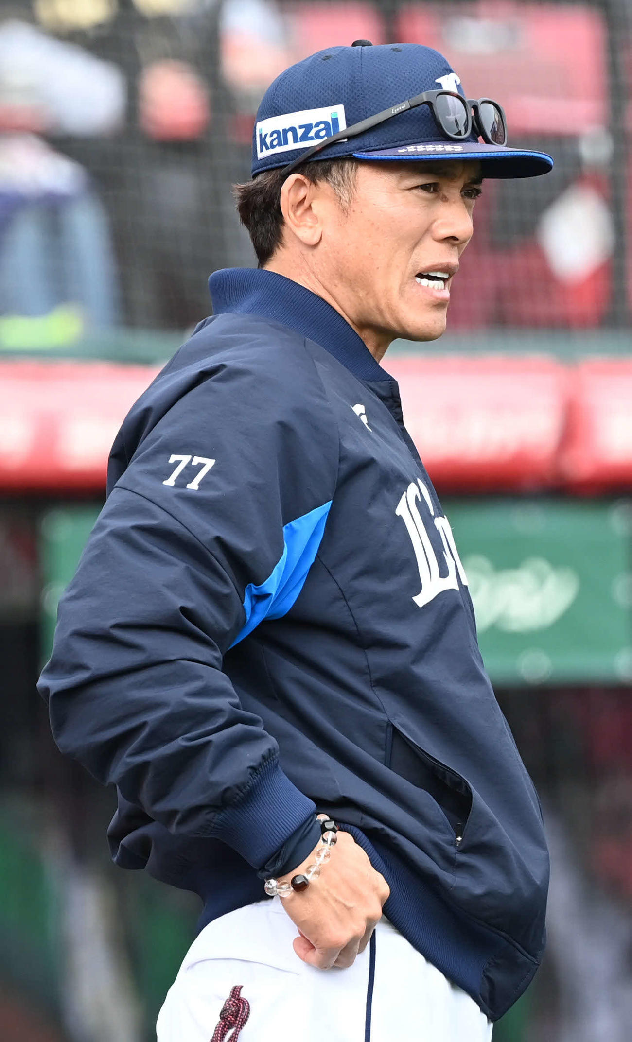 楽天対西武　選手交代を告げる西武松井監督（撮影・山崎安昭）