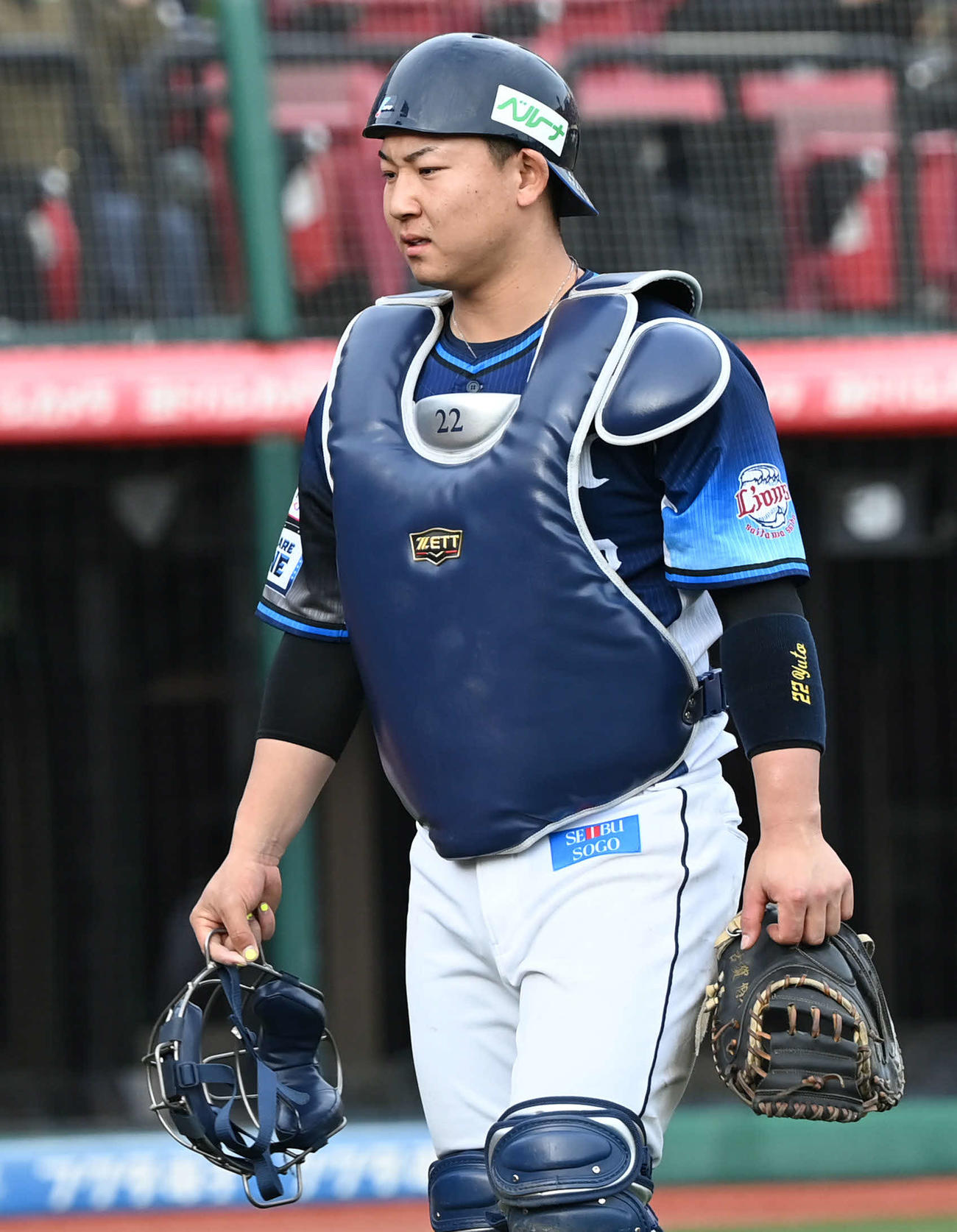 楽天対西武　サヨナラ負けを喫し引き揚げる西武古賀（撮影・山崎安昭）