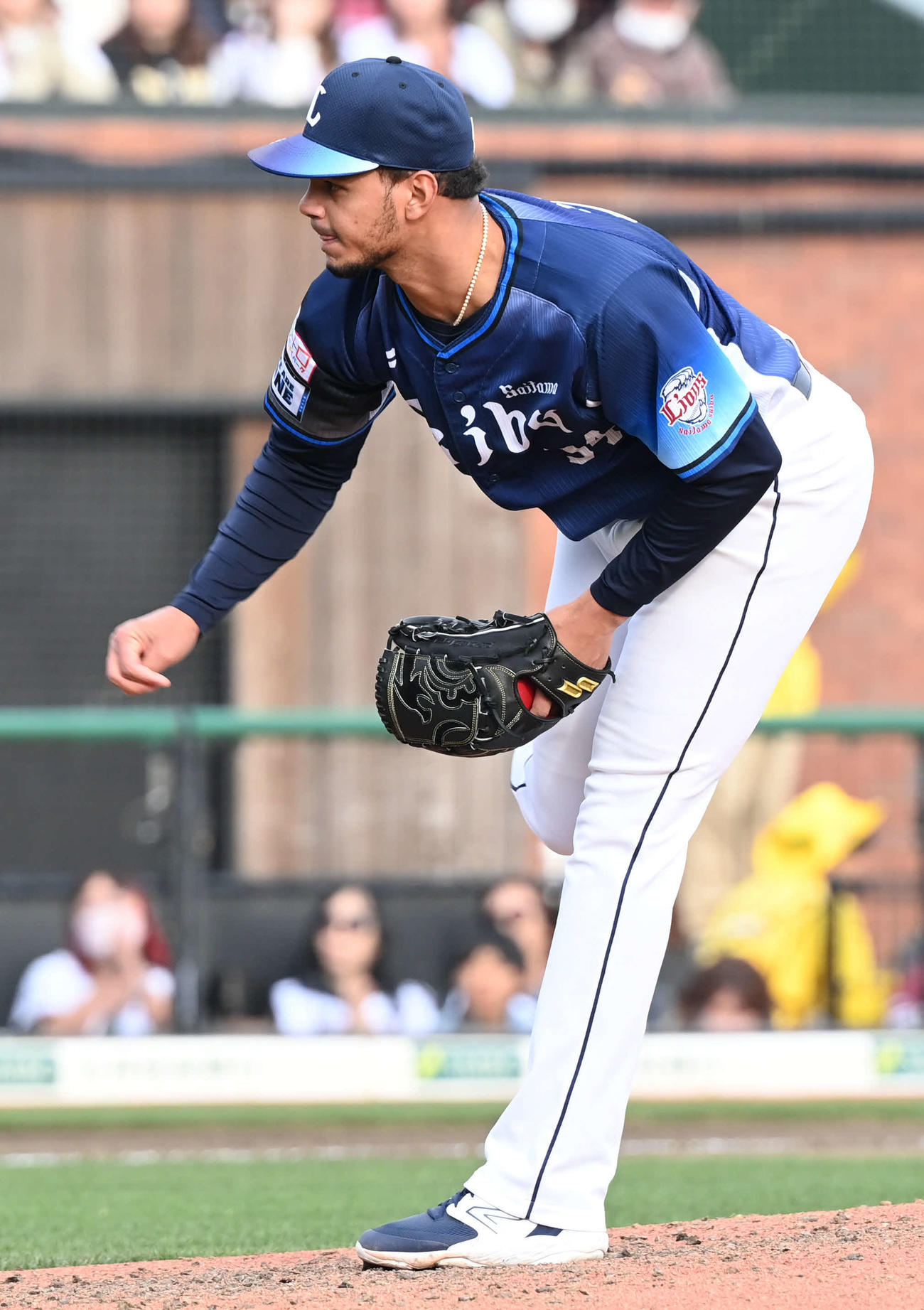 楽天対西武　西武5番手で登板するアブレイユ（撮影・山崎安昭）