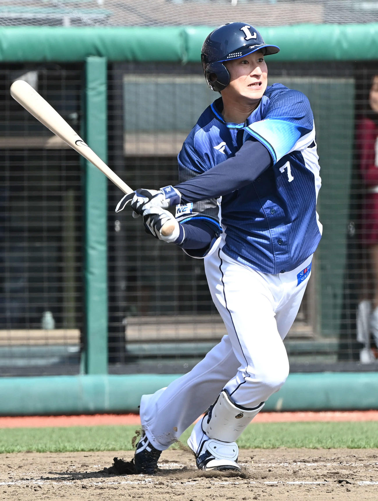 楽天対西武　3回表西武2死一塁、金子侑は右前打を放つ（撮影・山崎安昭）