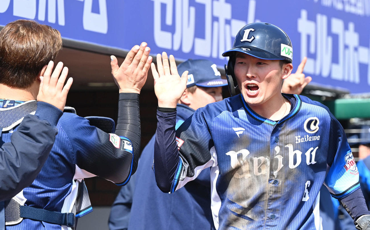 楽天対西武　3回表西武2死一、二塁、コルデロの適時打で生還した源田はチームメートとタッチを交わす（撮影・山崎安昭）