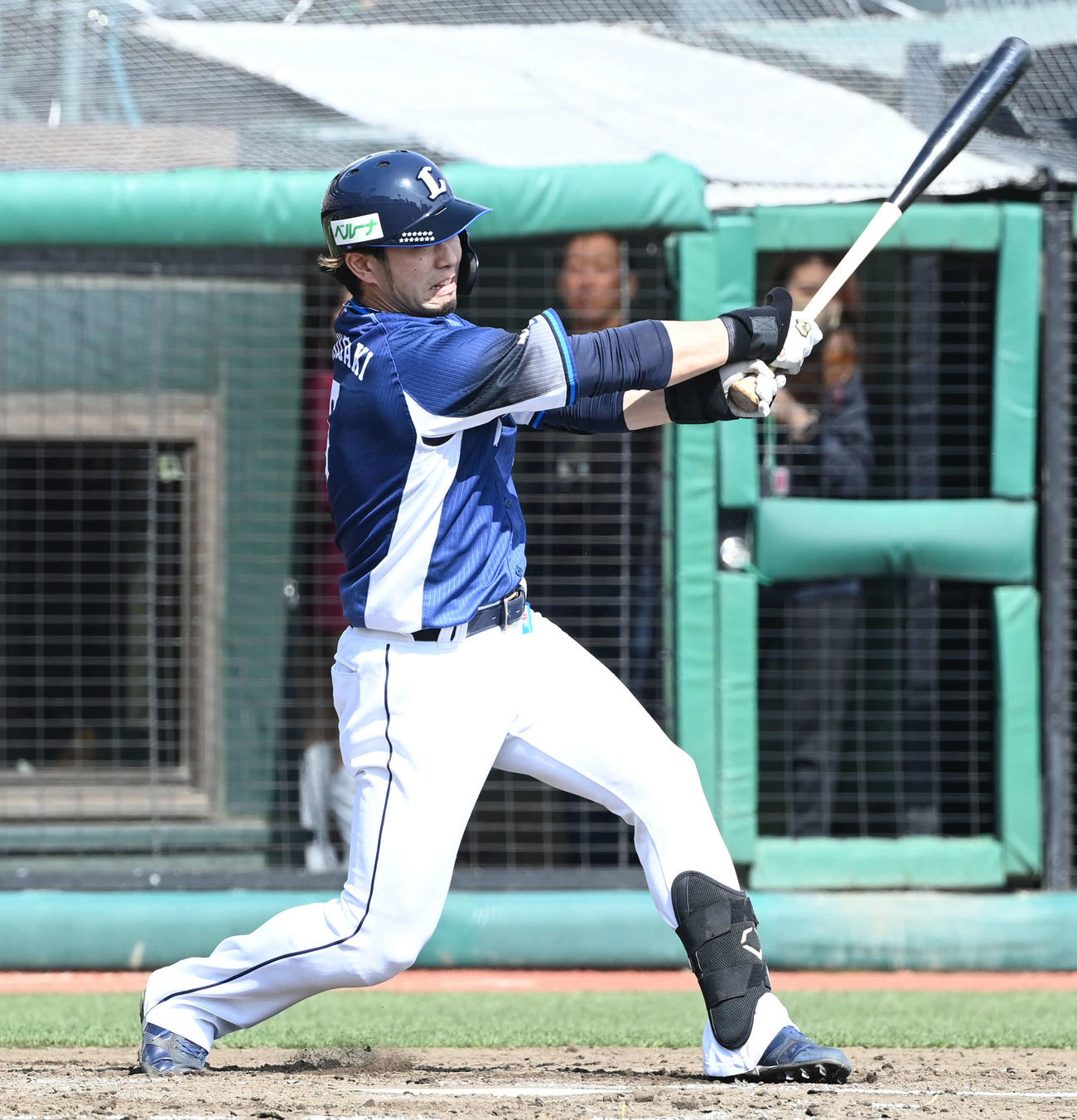楽天対西武　3回表西武2死一、二塁、外崎は左前適時打を放つ（撮影・山崎安昭）