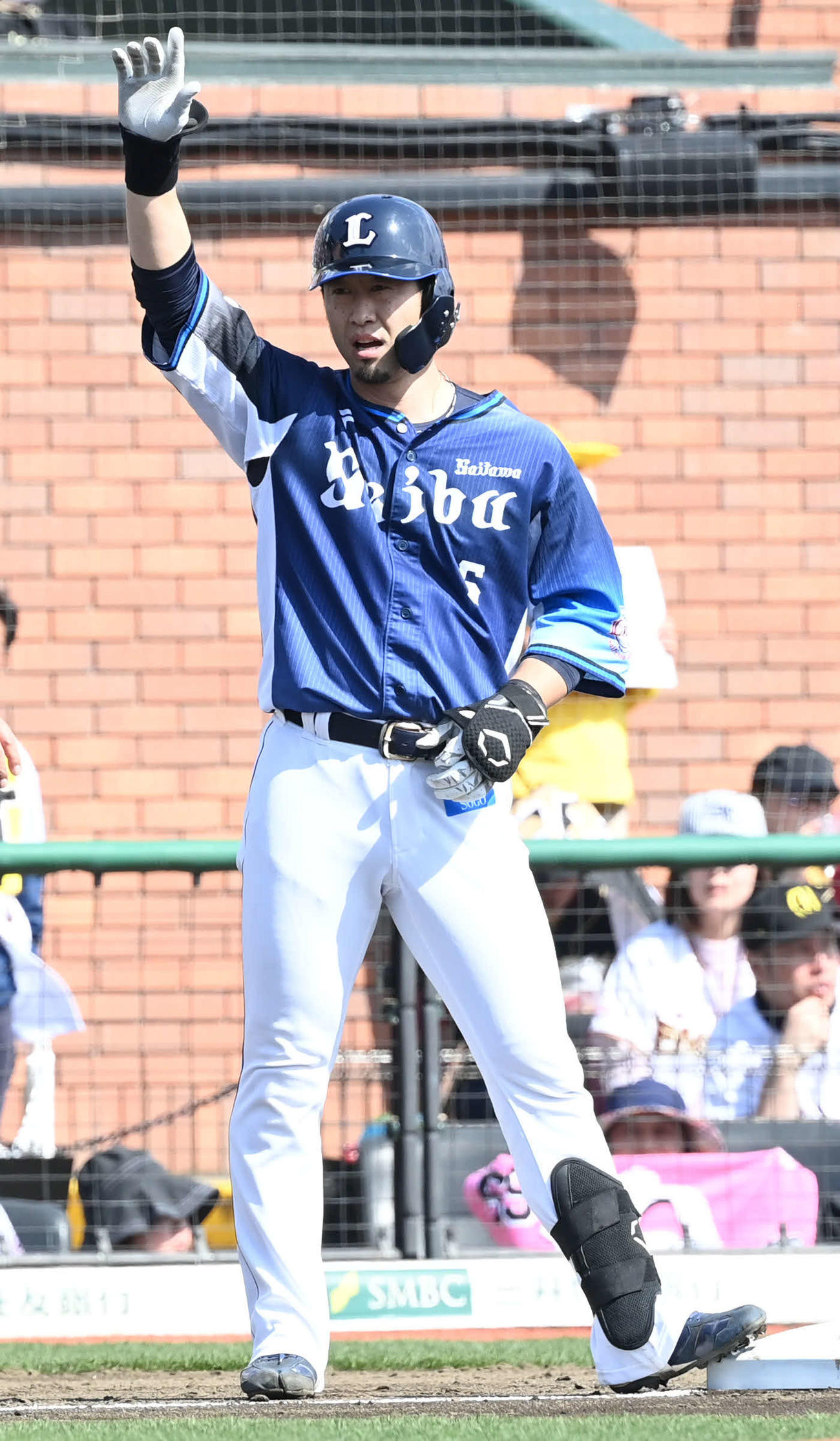 楽天対西武　3回表西武2死一、二塁、左前適時打を放ち、相手の失策で三塁へ進んだ外崎はポーズを決める（撮影・山崎安昭）