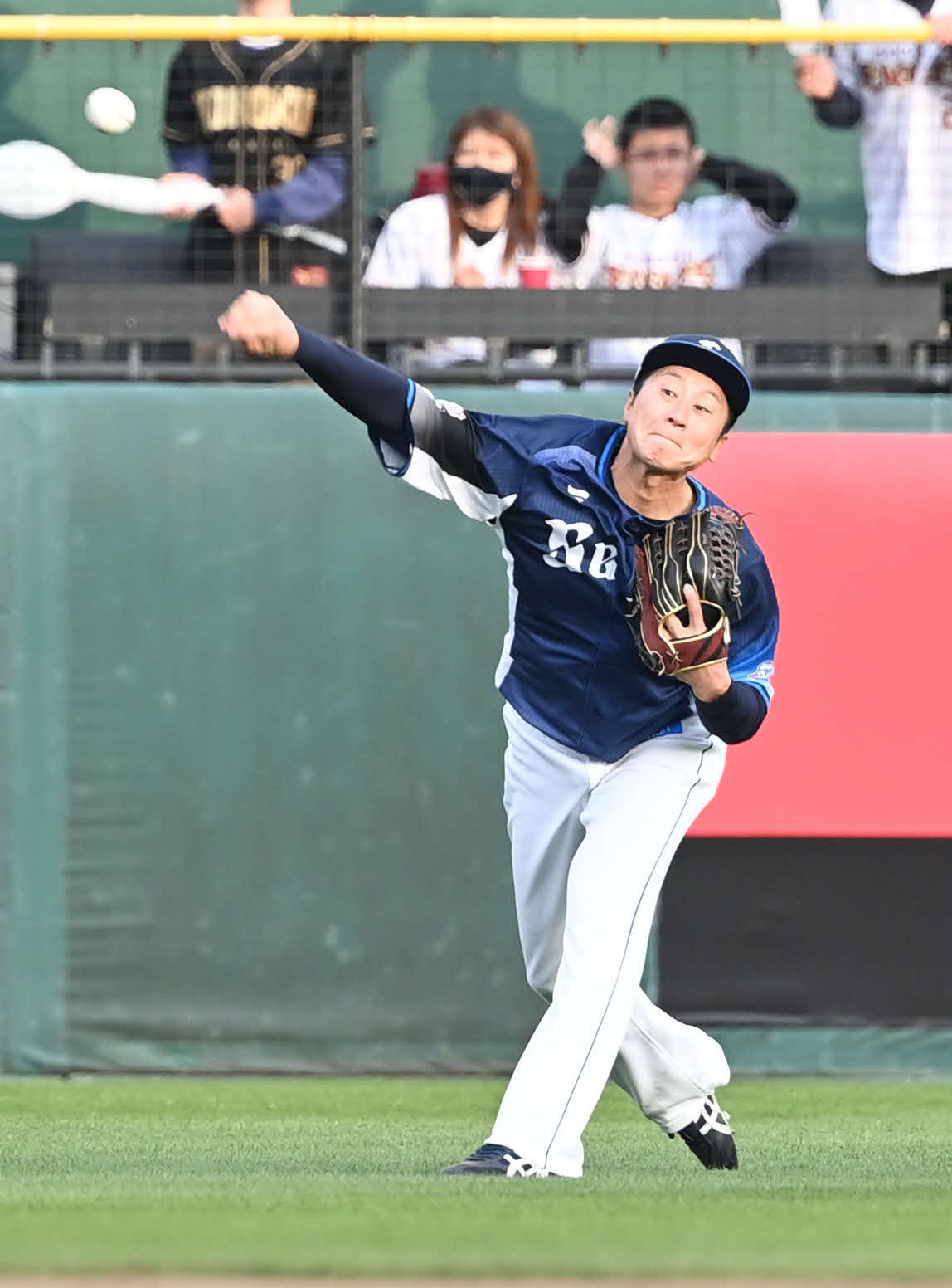 楽天対西武　11回裏楽天1死一、三塁、小深田の左犠飛を捕球し本塁へ送球する金子侑（撮影・山崎安昭）