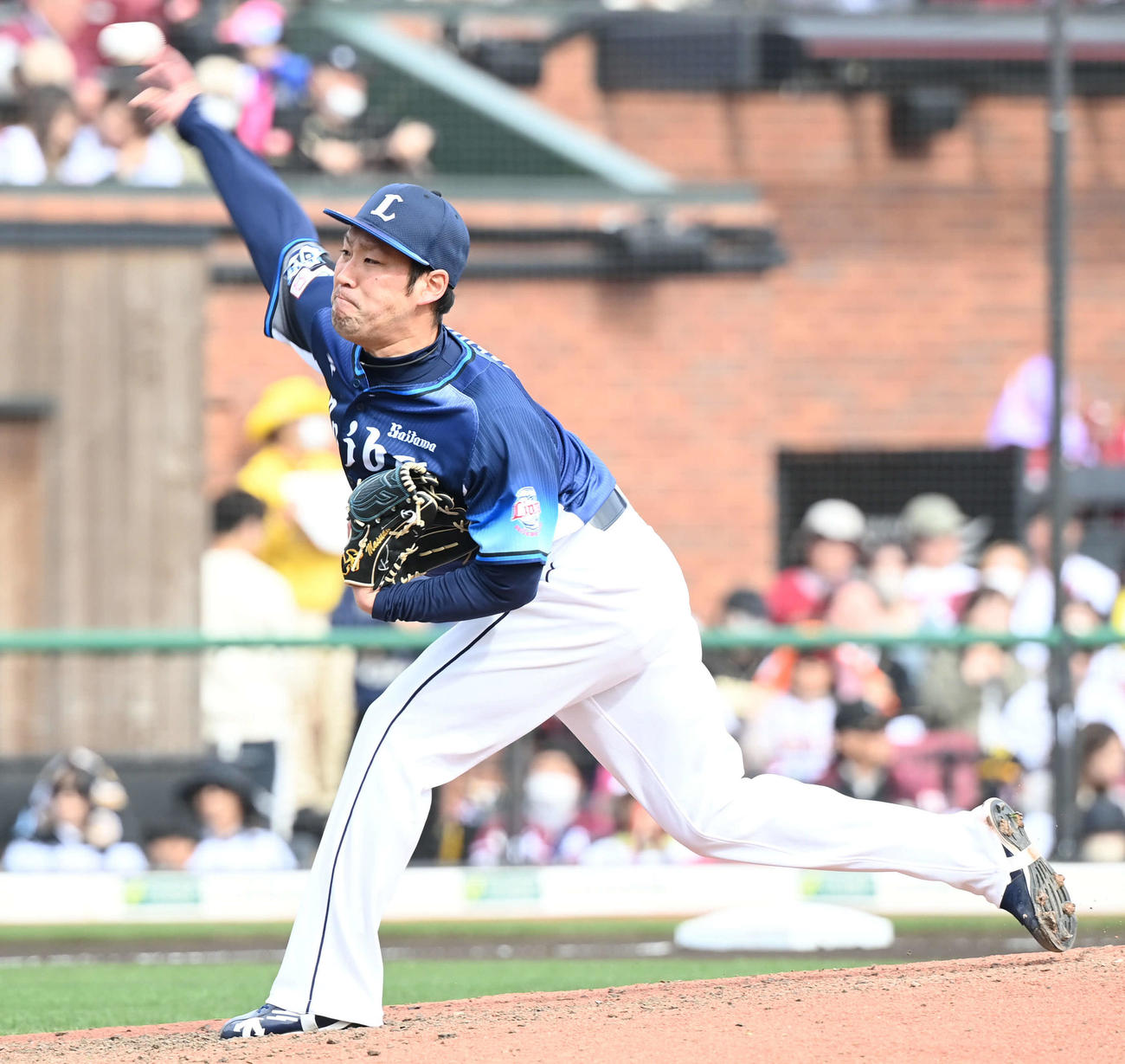 楽天対西武　西武2番手で登板する増田（撮影・山崎安昭）