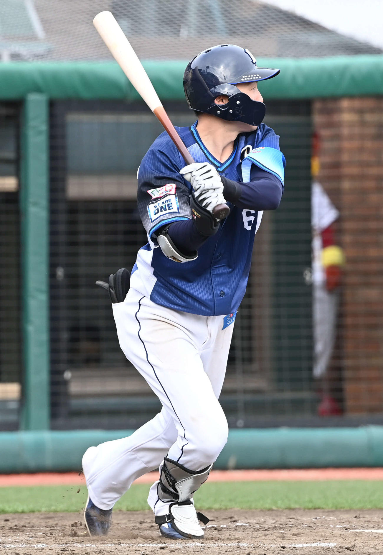 楽天対西武　7回表西武2死一塁、源田は左前打を放つ（撮影・山崎安昭）