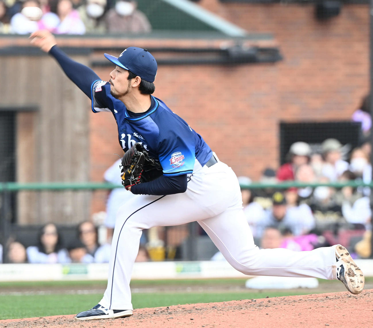楽天対西武　西武4番手で登板する本田（撮影・山崎安昭）