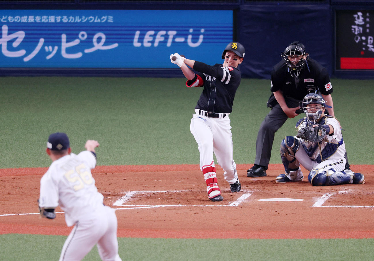 オリックス対ソフトバンク　7回表ソフトバンク1死一塁、栗原は中適時二塁打を放つ。投手は小木田（撮影・加藤哉）