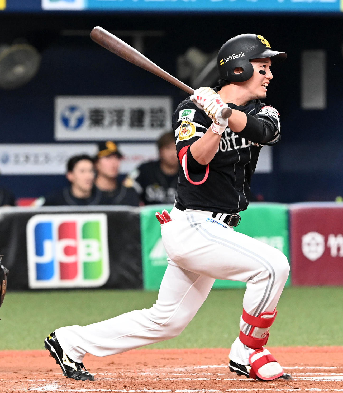 オリックス対ソフトバンク　7回表ソフトバンク1死一塁、栗原は右中間に適時二塁打を放つ（撮影・前岡正明）