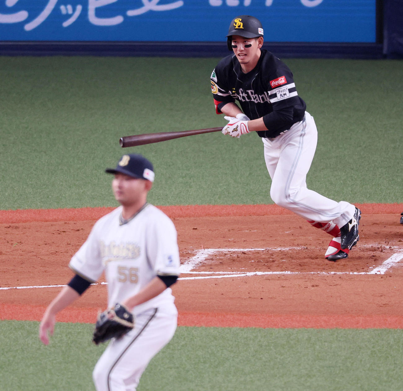 オリックス対ソフトバンク　7回表ソフトバンク1死一塁、栗原は中適時二塁打を放つ。投手は小木田（撮影・加藤哉）