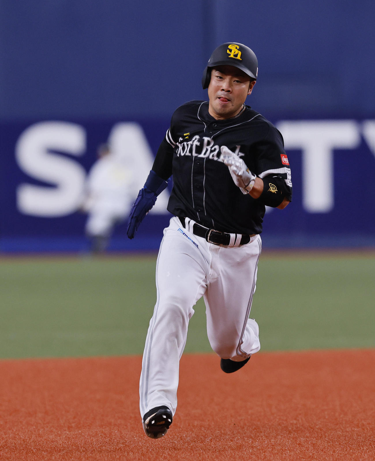 オリックス対ソフトバンク　7回表ソフトバンク1死一塁、栗原の中越え適時二塁打で激走する近藤（撮影・藤尾明華）