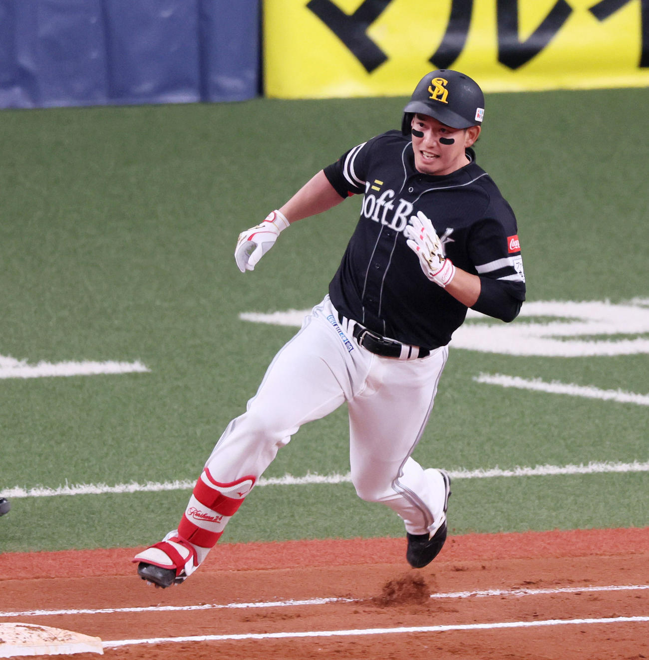 オリックス対ソフトバンク　7回表ソフトバンク1死一塁、栗原は中適時二塁打を放つ（撮影・加藤哉）