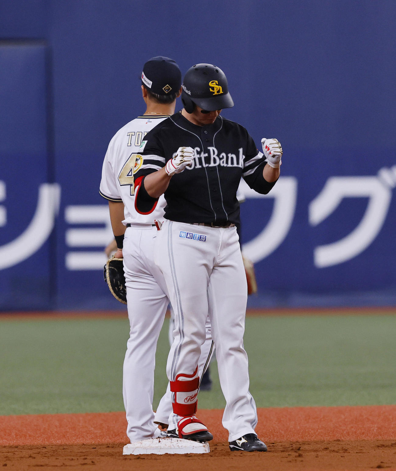 オリックス対ソフトバンク　7回表ソフトバンク1死一塁、栗原は中越えに勝ち越しの適時二塁打を放ちガッツポーズをする（撮影・藤尾明華）