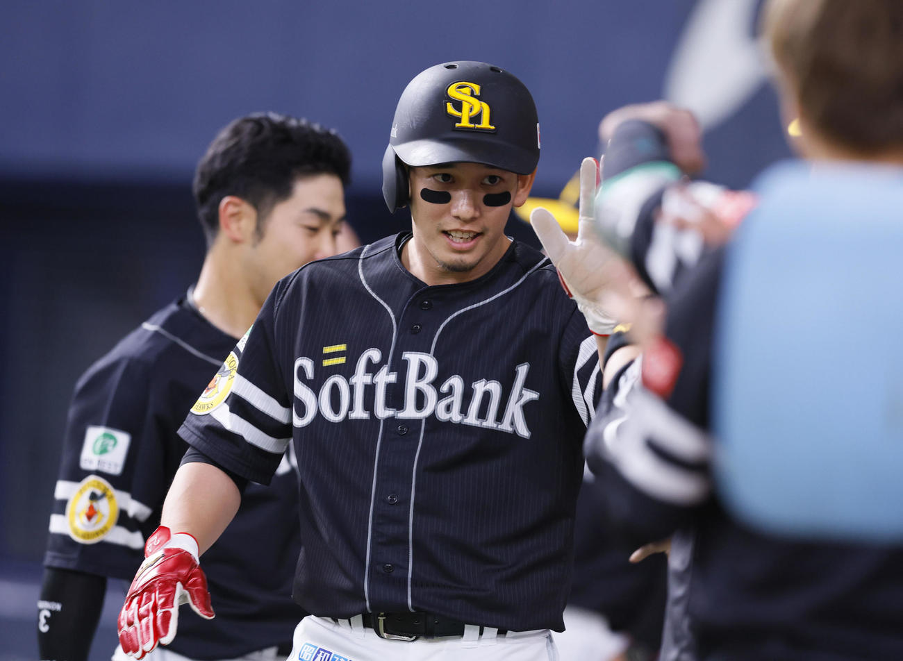 オリックス対ソフトバンク　7回表ソフトバンク1死二塁、ウォーカーの適時打で生還し、ナインとタッチを交わす栗原（撮影・藤尾明華）