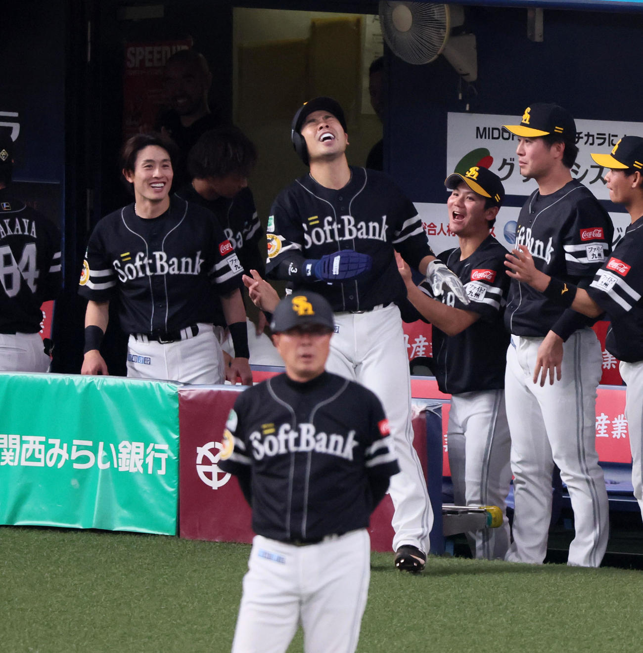 オリックス対ソフトバンク　7回表ソフトバンク1死一塁、栗原の中適時二塁打で長躯生還の近藤はベンチ前でしんどい？表情を見せる（撮影・加藤哉）