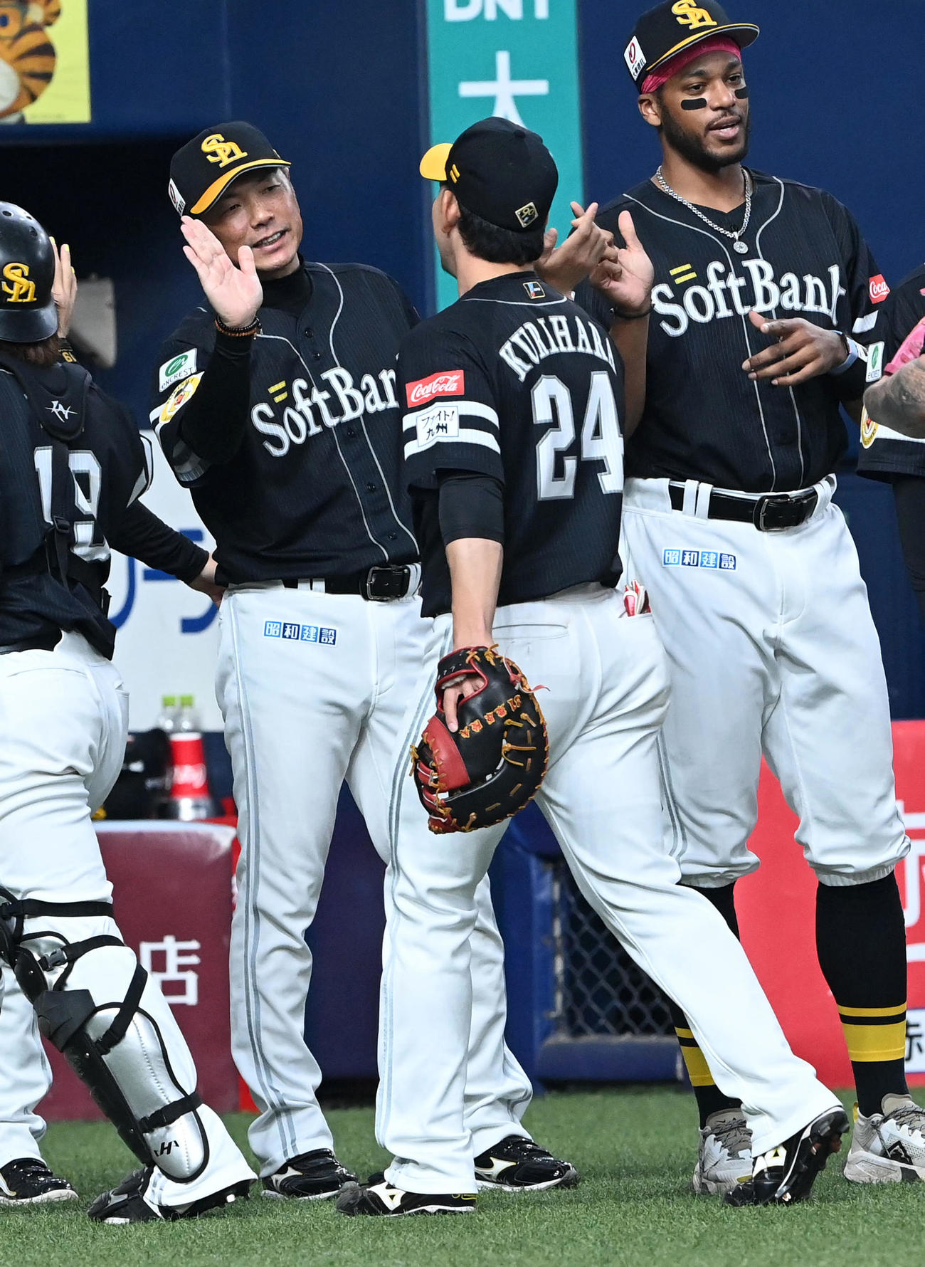 オリックス対ソフトバンク　栗原（右）を笑顔で迎える小久保監督（撮影・前岡正明）