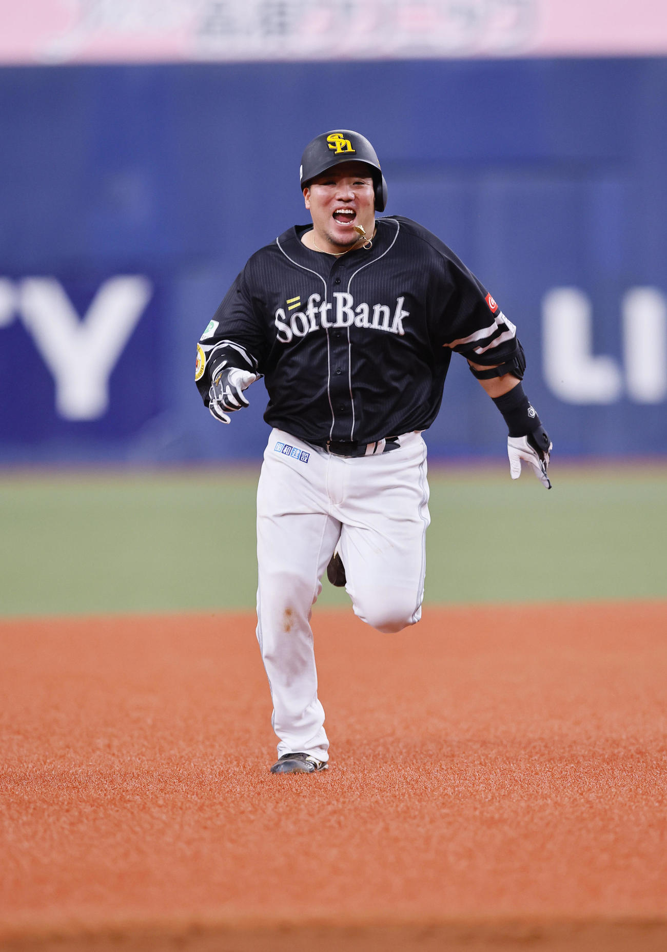 オリックス対ソフトバンク　9回表ソフトバンク無死、山川は右越えに三塁打を放ち激走する（撮影・藤尾明華）