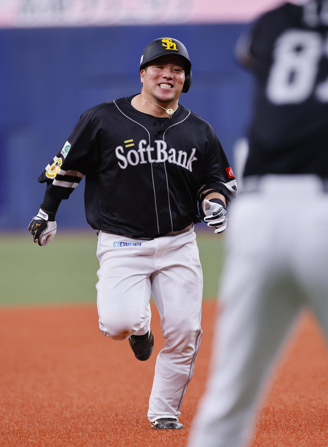 オリックス対ソフトバンク　9回表ソフトバンク無死、山川は右越えに三塁打を放ち激走する（撮影・藤尾明華）